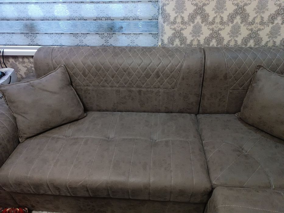 Divan sotiladi oynali jurnalniy stoli bilan