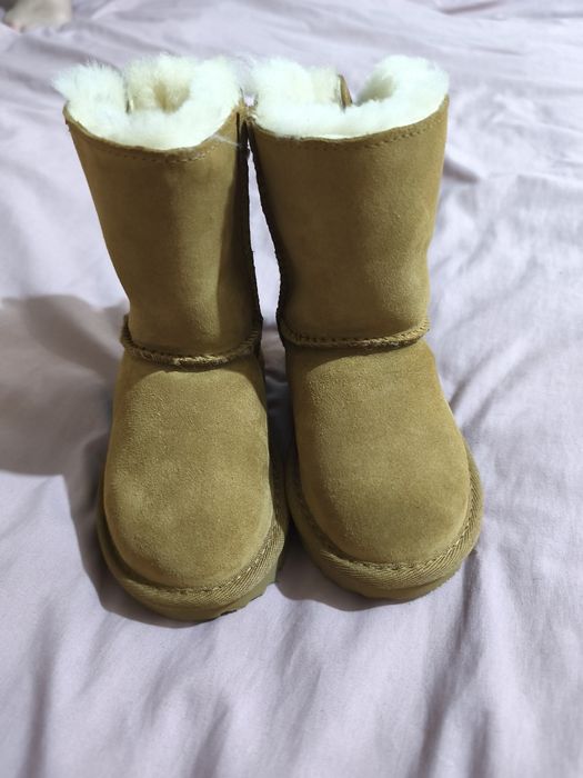 Vând Ghetuțe UGG  pentru fetițe, mărime Nr 25! Preț 300 lei Negociabil