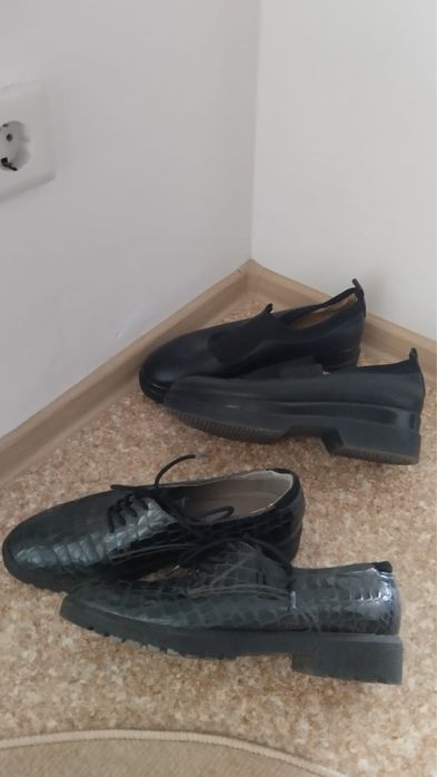 Продам женские ботинки