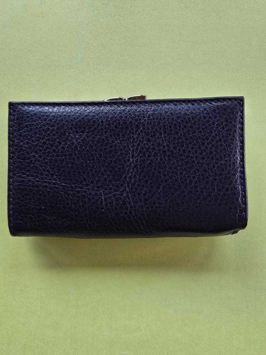 Тъмно лилаво портмоне