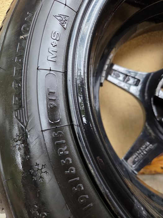Set roți ford iarnă. Jante 5x108 + anvelope  Dunlop  winter response 195 65 15