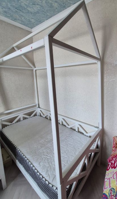 Кровать-домик из дерева