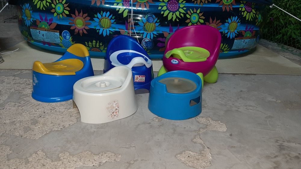 Горшок разный, сидушка на унитаз.