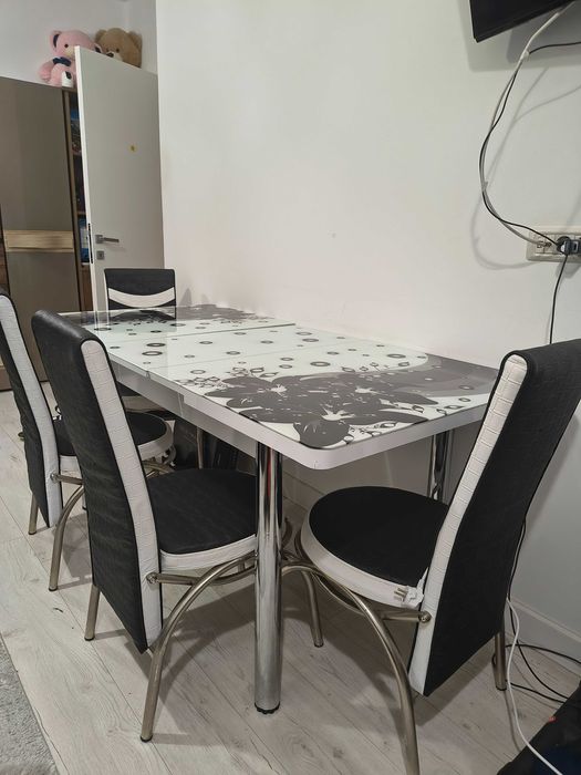 Masă extensibilă și 4 scaune