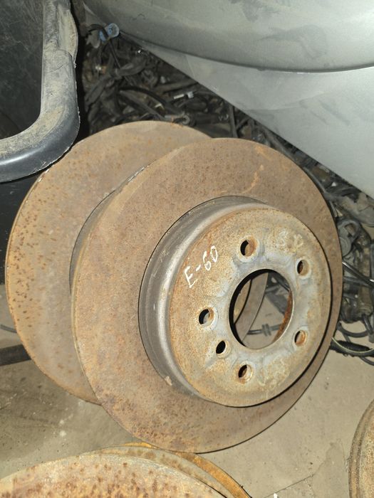 Диски тормозные задние БМВ Е60 525 E60 диск