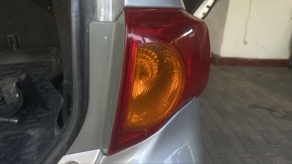 Правый фонарь на Toyota Corolla E150 с деффектом