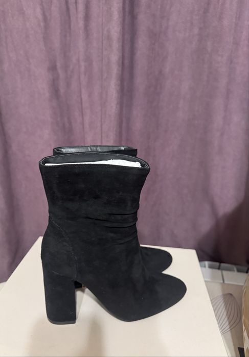 Черни велурени боти