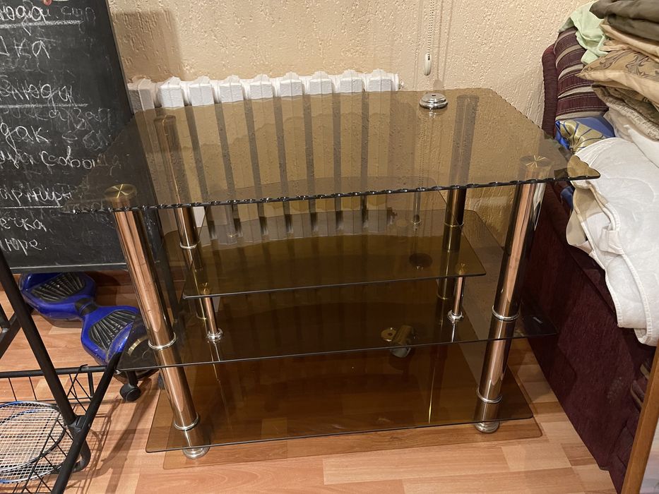 Стеклянный столик под ТВ