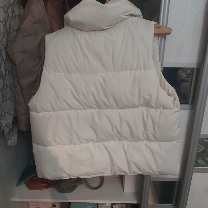 Продам женский жилет,пуховик и др.