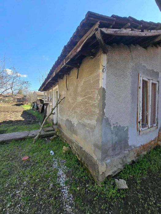 Продава се имот в с. Староселци, обл. Плевен 1 декар двор, две къщи, лятна кухня и селскостопански постройки