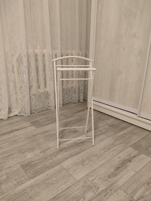 Продается вешалка белая