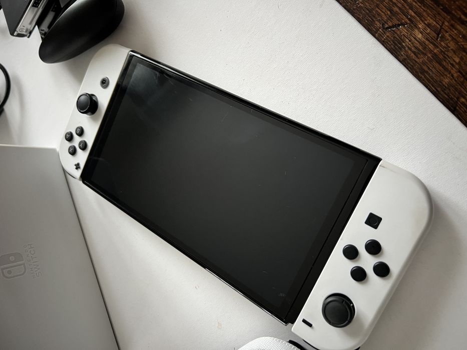 Consola Nintendo Switch OLED cu husa si 2 jocuri incluse