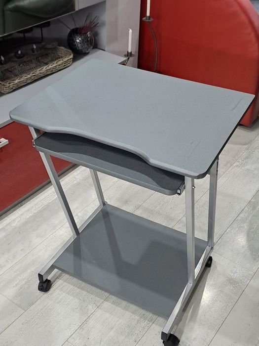 Компютърно бюро/маса/ с колела и изтеглящ се плот