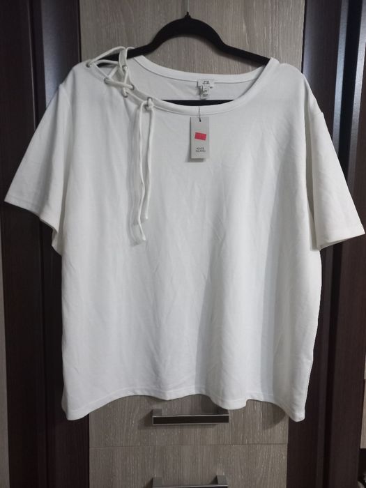 Tricou nou , cu detaliu șnur pe o parte.