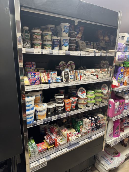 Vitrina verticala cu perdea