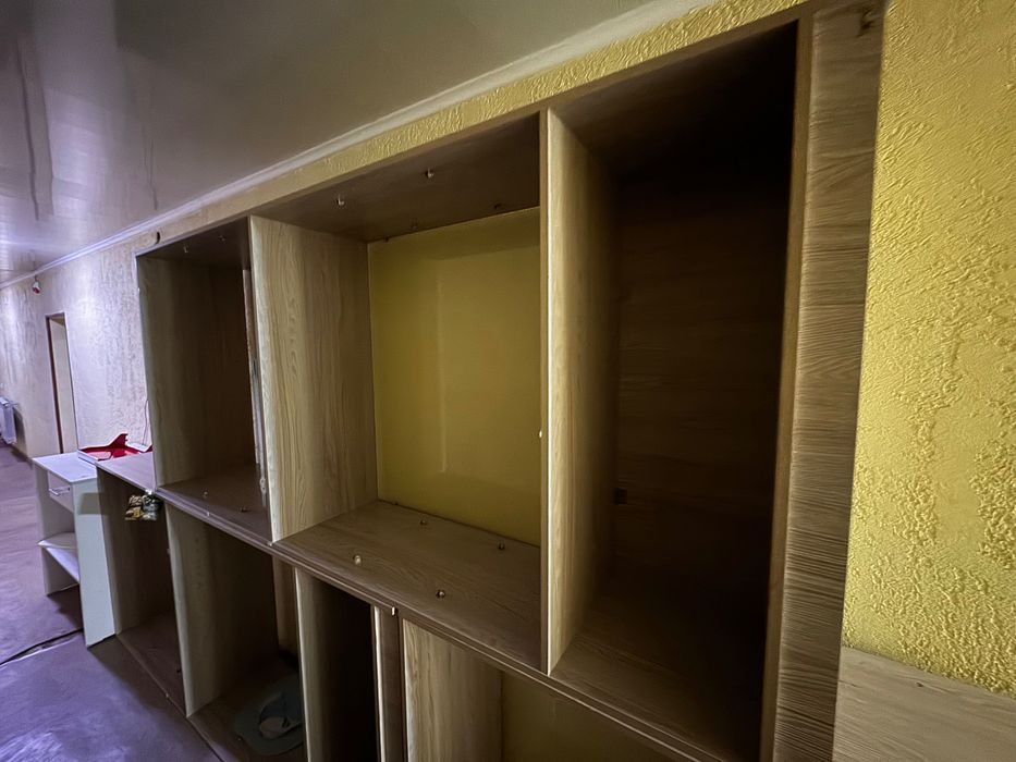 Стеллажи , деревянные витрины