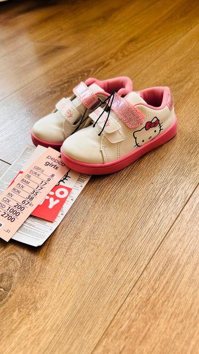 Обувки Hello Kitty, номер 22 и гащеризон за дъжд 92 за момиче