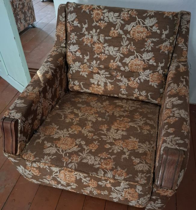 Б/У Диван и  два Кресло можно перетянуть