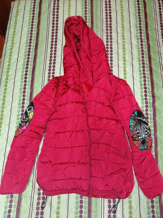 Яке червено, с цветна декорация.