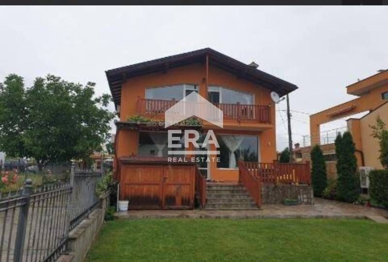 Двуетажна къща в сърцето на Кенана