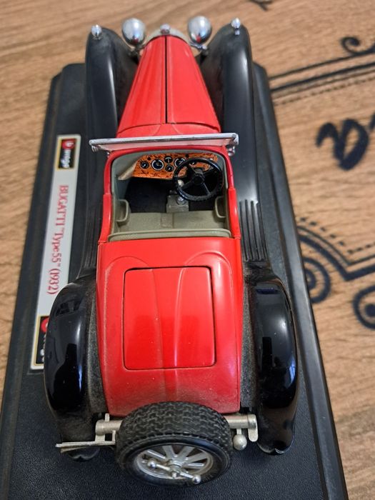 Machete masini Mercedes si Bugatti