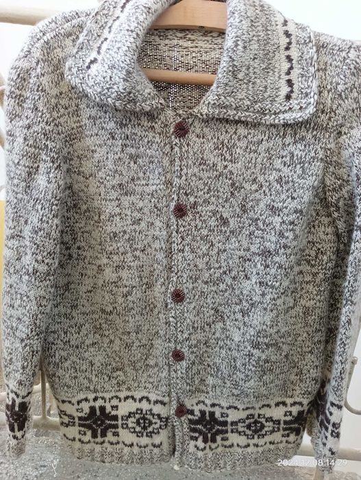 Ръчно плетена вълнена жилетка