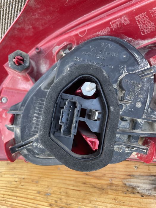 Оригинален ляв стоп за пежо 208 оборудван LED