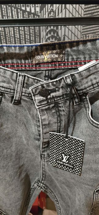 Vând blugi originali calitate toate mărimile.