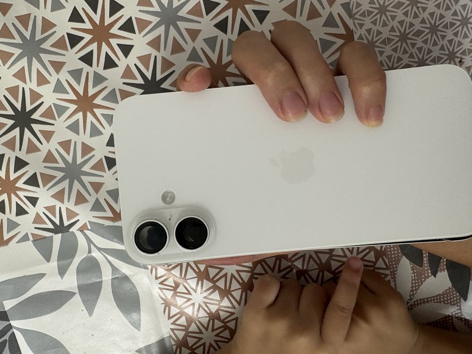 iPhone 16+ телефон