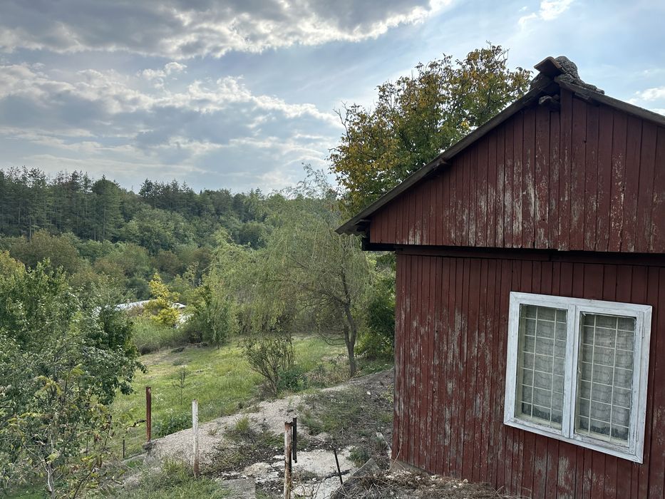 Парцел в регулация с къща с. Пороище!