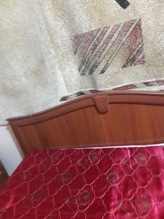 Продается двухспальная деревянная кровать с матрасом