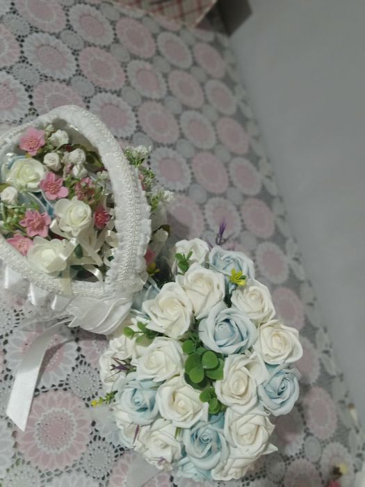 Vând buchet de florii din săpun și coșuleț cu flori de pus in piept