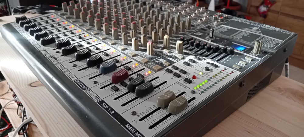 Mixer Behringer xenyx 1832 FX