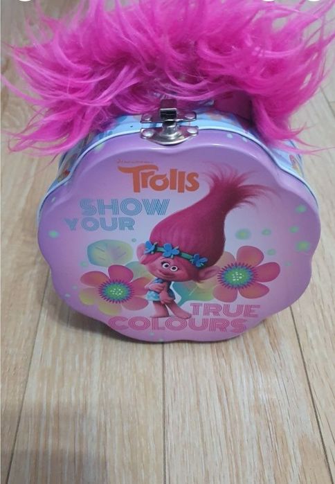 Cutie metalică Trolls, 15 cm