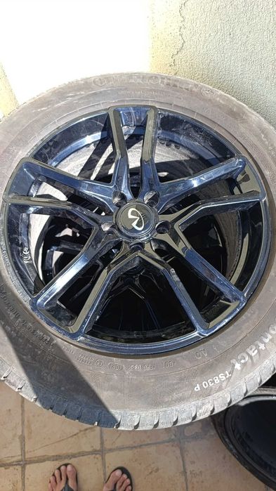 четири зимни джанти 19" инча и нови зимни гуми на 500км пробег.