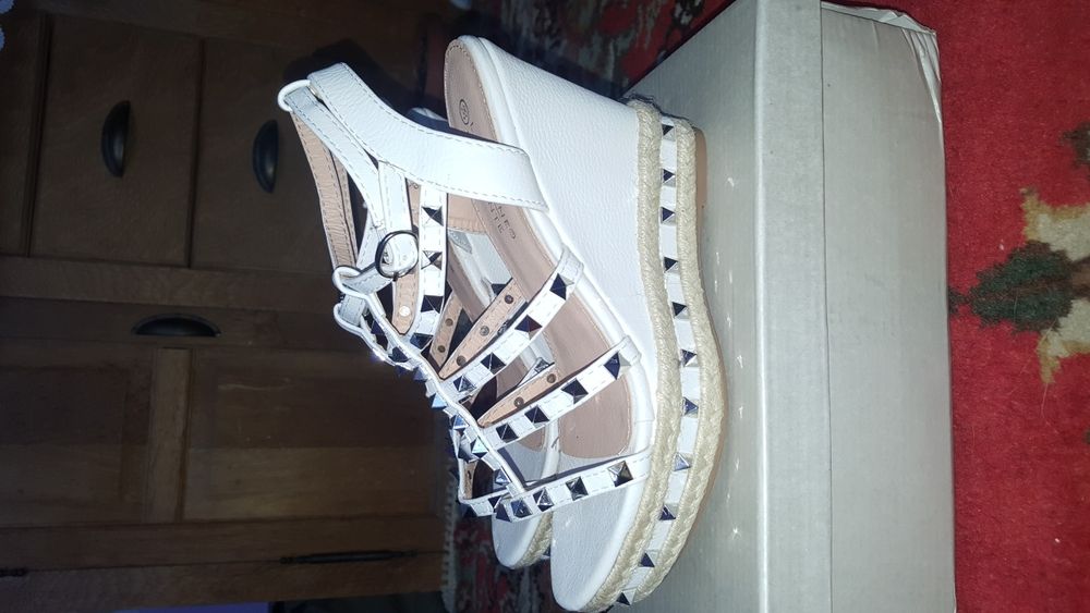 Sandale cu platforma