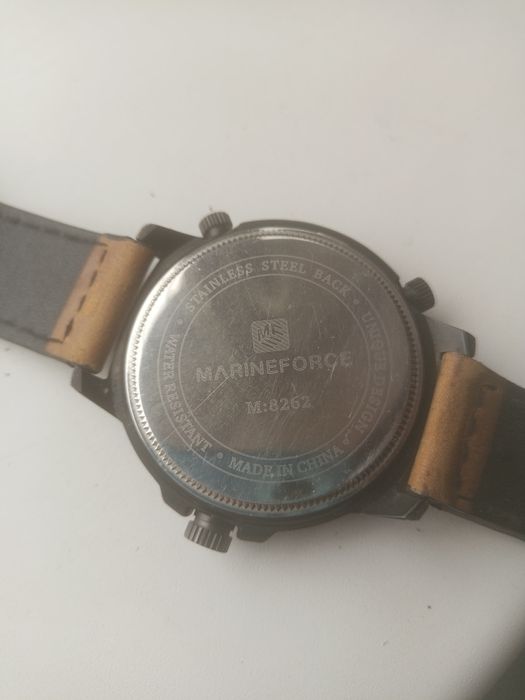 Продают наручные часы.