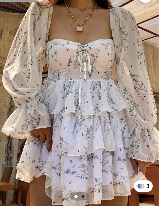 Бяла къса рокля……………………………………………………………………………………………………………………………………………..