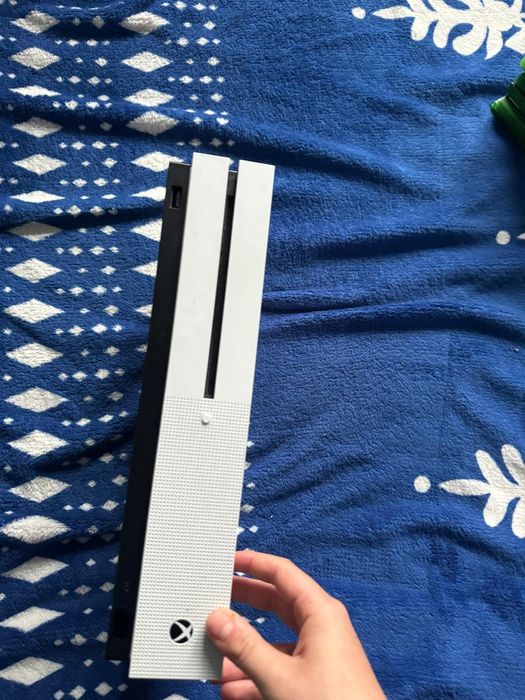 Xbox One S 1TB cu două manete și 20 jocuri