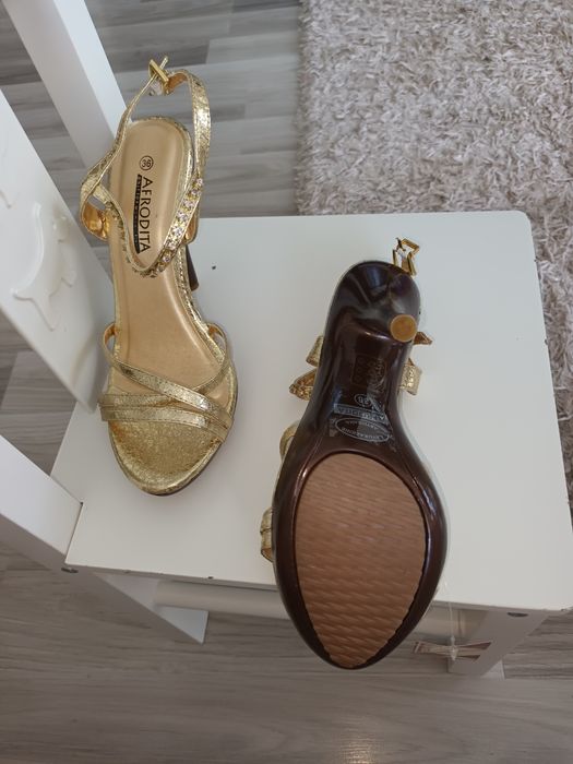 Sandale aurii elegante