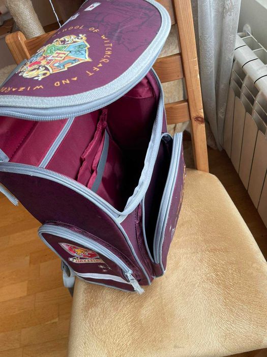 Ученическа раница на Хари Потър твърд корпус, 4 отделения, светлоотразителна лента, бордо Harry Potter Wizarding WorldHogwarts