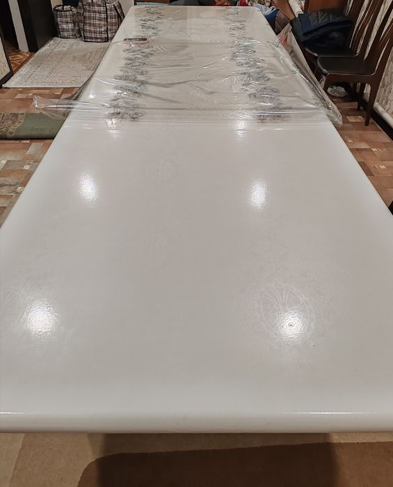 Срочно продается белый стол