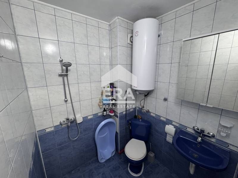 Ексклузивен просторен двустаен обзаведен апартамент за продажба, район