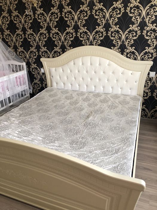 Продаётся красивый спальный гарнитур!