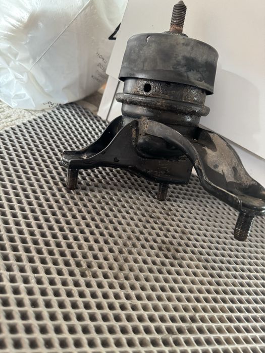 Продам подушку двигателя camry 50 оригинал