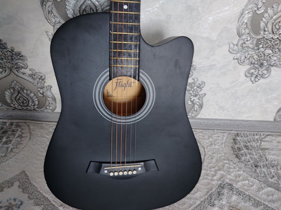 Gitara sotildi narxi kelishildi holatlari zo'r olinglar juda ham zo'r.