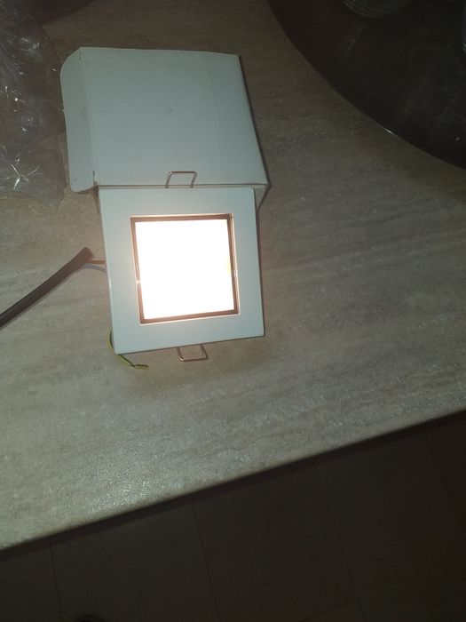 Vînd spoturi cu bec g4,intrerupator led,prize...