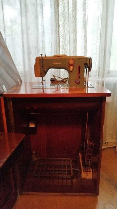 Швейная ножная машинка "LADA".Чехия.В тумбе.Своя из первых рук!