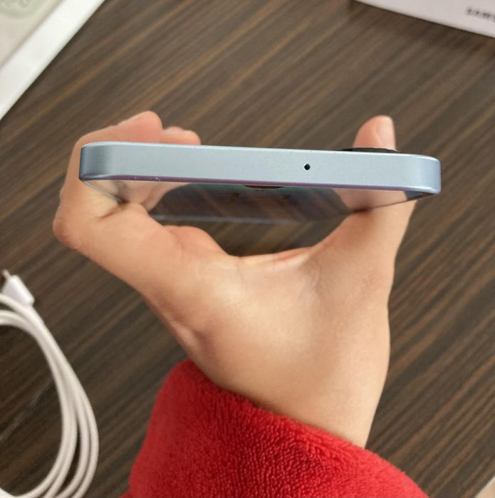 Samsung A17- light blue (150 €)