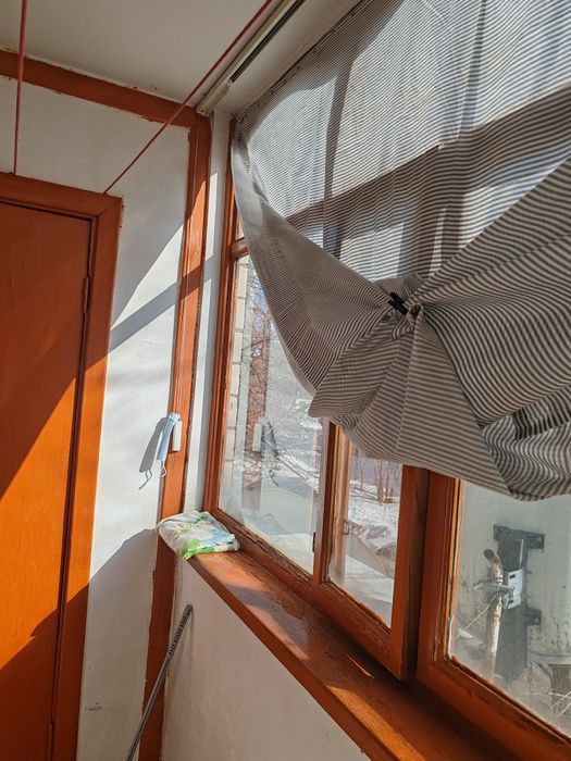 Окна балкона со стеклом